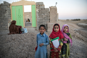 کودکان روستای شیب‌گوره، یکی از روستاهایی که از امکانات مدرسه و خانه بهداشت برخوردار شده است