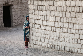 کودکی از اهالی روستای شیب‌گوره، یکی از روستاهایی که از امکانات مدرسه و خانه بهداشت برخوردار شده است