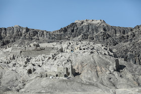 کوه‌ خواجه تنها کوه طبیعی دشت سیستان و دارای آثار باستانی منحصر بفرد است که زمانی همجوار  دریای هامون بود