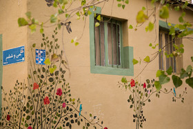 این محله نقاشی دیواری‌های بسیاری دارد که به زیبایی آن کمک کرده‌اند. 