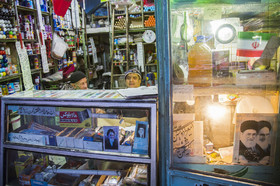 تصویری قدیمی از امام خمینی(ره) رهبر کبیر انقلاب اسلامی در ویترین مغازه لوازم التحریر فروشی قدیمی در خیابان آذر قم که هنوز بعد از چهل سال از پیروزی انقلاب اسلامی ماندگار مانده است.