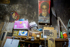 تصویر امام خمینی(ره) بنیانگذار کبیر انقلاب اسلامی و شهید آیت الله طالقانی در یکی از قدیمی‌ترین نجاری‌های بازار کهنه قم که هنوز بعد از چهل سال از پیروزی انقلاب اسلامی بر دیواره‌های آن ماندگار مانده است.