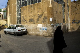 تمثال امام خمینی(ره) و شهید بهشتی و شهید رجایی بر روی خانه‌ای قدیمی در خیابان عمار یاسر قم از محله های قدیمی شهر قم که هنوز بعد از چهل سال از پیروزی انقلاب اسلامی ماندگار مانده است.