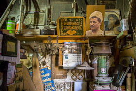 تصویر قدیمی از آیت الله هاشمی رفسنجانی در کنار عکس یابود در گذشت آیت الله العظمی گلپایگانی از مراجع عظام تقلید در مغازه نجاری در بازار کهنه قم که هنوز بعد از چهل سال از پیروزی انقلاب اسلامی ماندگار مانده است.