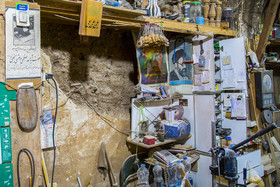 تصویر شهید آیت الله بهشتی در یکی از مغازه‌های نجاری در بازار کهنه قم که هنوز بعد از چهل سال از پیروزی انقلاب اسلامی بر دیواره‌های آن ماندگار مانده است.