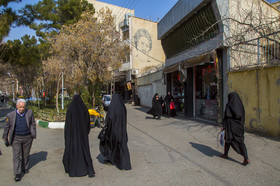 تصویر نقاشی شده رهبر کبیر انقلاب امام خمینی(ره) بر روی یکی از ساختمان‌های قدیمی در خیابان دورشهر قم که هنوز بعد از چهل سال از پیروزی انقلاب اسلامی بر دیواره‌های آن ماندگار مانده است.  