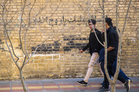 شعارنویسی دوران انقلاب در حمایت از امام خمینی(ره) در خیابان معلم و در نزدیکی حرم حضرت فاطمه معصومه(س) که هنوز بعد از چهل سال از پیروزی انقلاب اسلامی بر دیواره‌های آن ماندگار مانده است.    