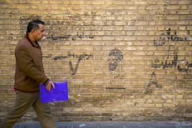 تمثالی نقش بسته بر دیواری در خیابان معلم قم از رهبر انقلاب آیت الله خامنه ای مربوط به زمان ریاست جمهوری ایشان که هنوز بعد از چهل سال از پیروزی انقلاب اسلامی بر دیواره‌های آن ماندگار مانده است.  