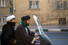 شعارنویسی در حمایت از رهبری آیت الله خامنه ای در کنار تمثال ایشان از زمان ریاست جمهوری وی، که بر روی دیواری در خیابان معلم قم نوشته شده است. 