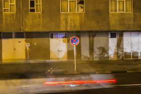 تصویری قدیمی از امام خمینی(ره) بر پشت پنجره یکی از قدیمی‌ترین ساختمان‌های خیابان نوبهار قم و در نزدیکی حرم مطهر حضرت فاطمه معصومه(س)  که هنوز بعد از چهل سال از پیروزی انقلاب اسلامی بر دیواره‌های آن ماندگار مانده است.  