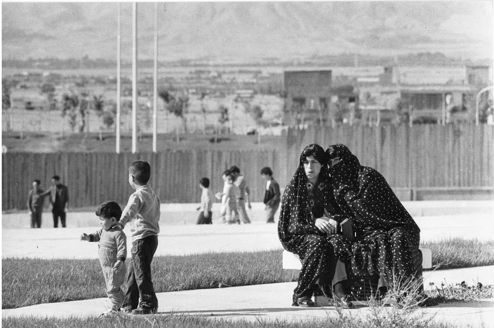 گزارش تصویری گاردین از سال 57 ایران