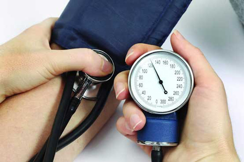 راه های تنظیم فشار خون؛ از کاهش وزن تا ترک سیگار