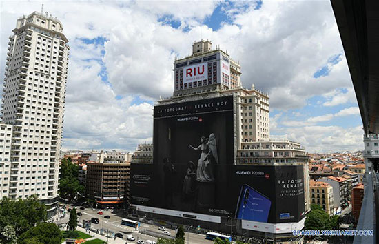 تبلیغ خلاقانه و خارق‌العاده هواوی پی ۲۰ پرو روی بزرگ‌ترین بیلبورد جهان