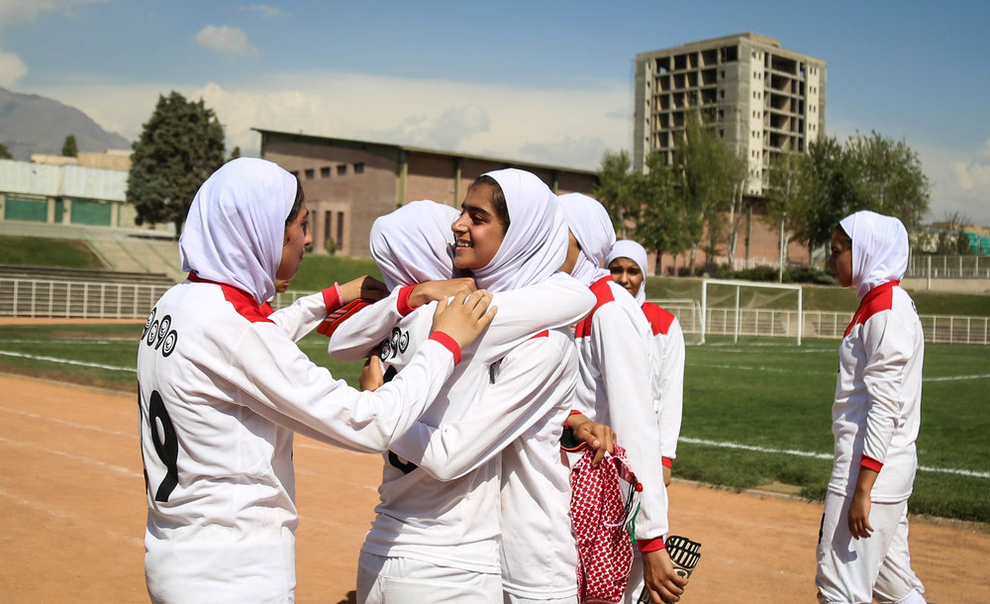 دختران بی‌حجاب اردنی مقابل دختران جوان ایران