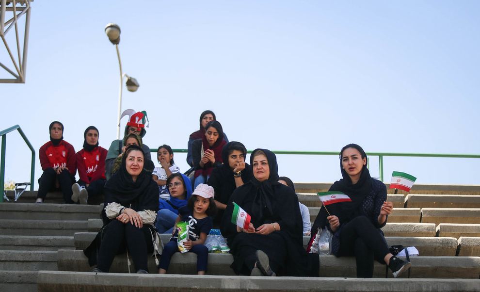 دختران بی‌حجاب اردنی مقابل دختران جوان ایران