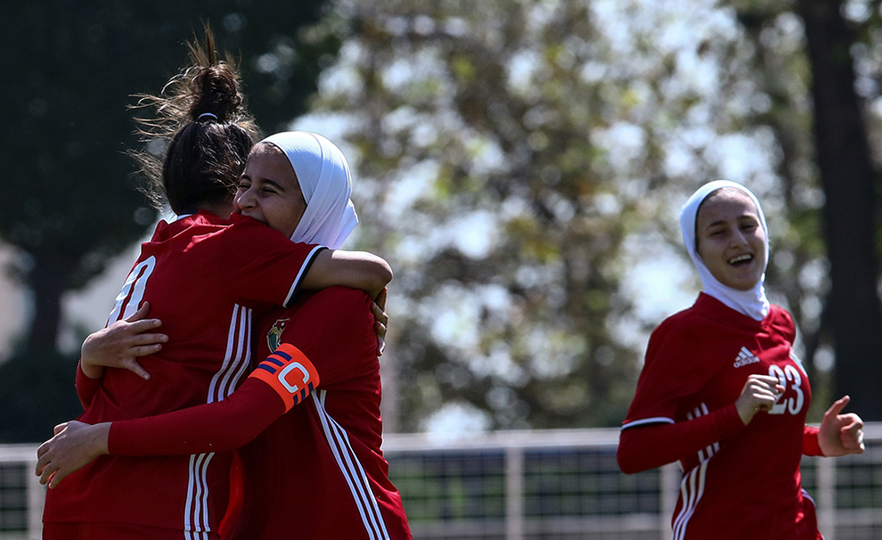دختران بی‌حجاب اردنی مقابل دختران جوان ایران