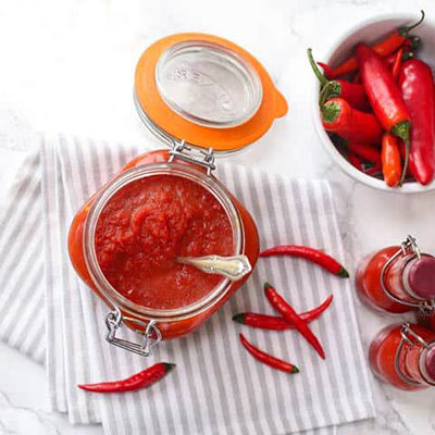 طرز تهیه بهترین سس سیراچا تخمیری بدون شکر افزوده