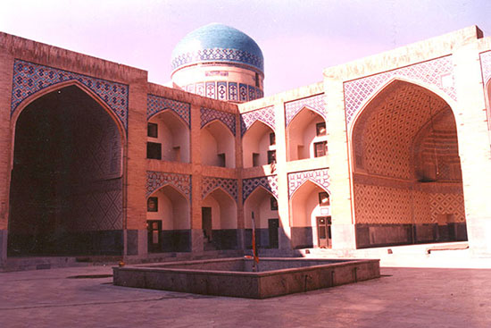 مدرسه دو در؛ بنایی تیموری در آستان قدس رضوی
