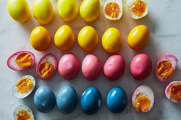طرز تهیه ترشی تخم مرغ های رنگی با رنگهای طبیعی