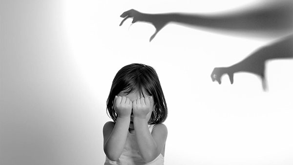 مامان بابا! هیولا رفته زیر تختم