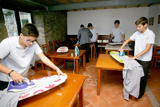 آموزش خانه‌داری به پسران در یک مدرسه اسپانیایی