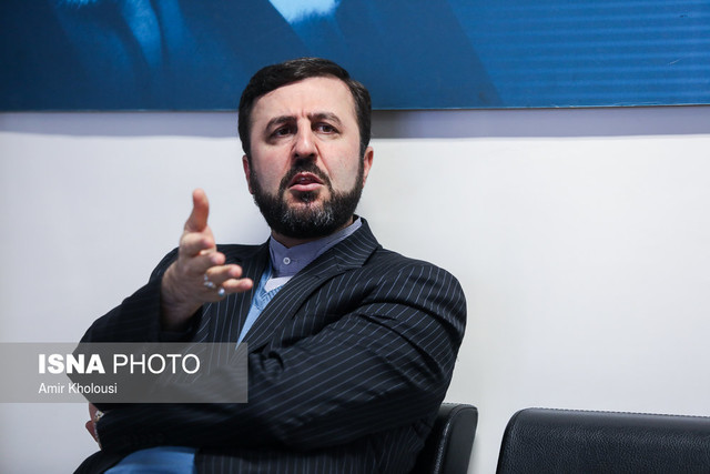 غریب آبادی: کارهای غلط خود را گردن دیگران نیندازید