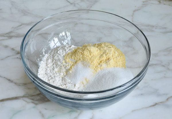 مافین نان ذرت؛ یک همراه عالی برای صبحانه مافین نان ذرت؛ یک همراه عالی برای صبحانه