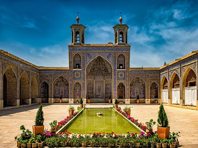 مسجد نصیرالملک، رنگین کمانی مقدس و باشکوه