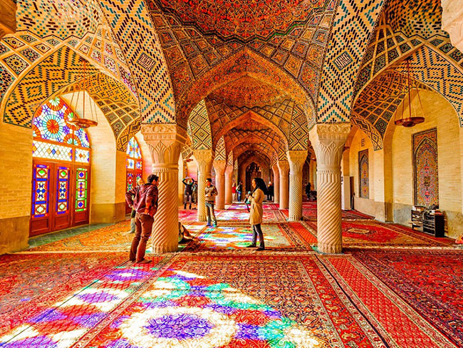 مسجد نصیرالملک، رنگین کمانی مقدس و باشکوه