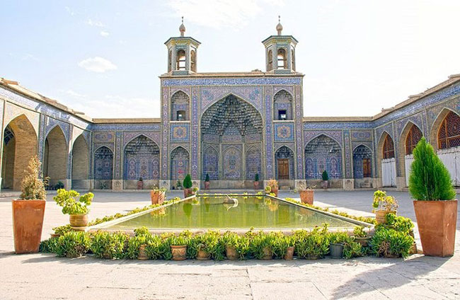 مسجد نصیرالملک، رنگین کمانی مقدس و باشکوه