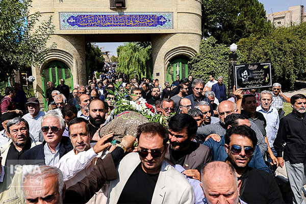 ویدئو / تشییع پیکر «حسین آهی» مراسم وداع با حسین آهی برگزار شد