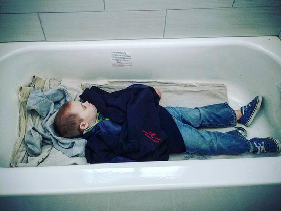تصاویر بامزه از خوابیدن بچه‌ها در جا‌های غیرعادی