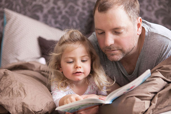 چگونه کودکانمان را به کتاب خواندن عادت دهیم؟