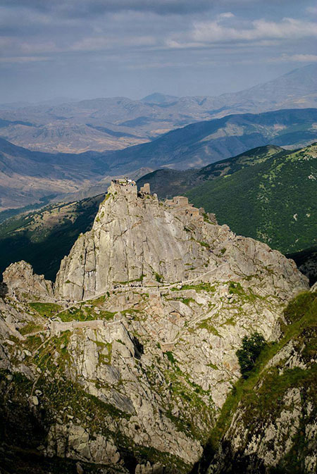 قلعه بابک، آشنایی با یک جاذبه تاریخی در دل کوه!