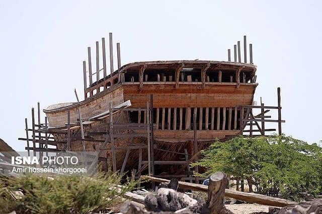 امدادرسانی گسترده به یک لنج حادثه دیده در بندرگاه هرمز/ آتش سوزی شناور در حال کنترل است لنج