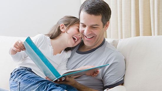 ۱۰ دلیل؛ چرا باید برای کودکان کتاب بخوانیم؟ ۱۰ دلیل؛ چرا باید برای کودکان کتاب بخوانیم؟