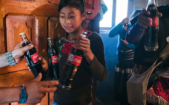 (تصاویر) مردم اینجا به جای آب، کوکا کولا می‌نوشند!