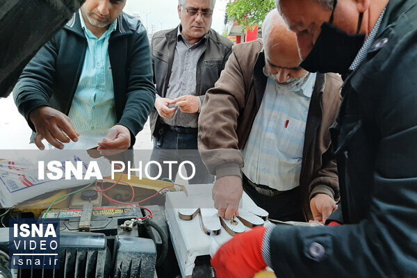 ویدئو / رانندهای که برای مردم دستکش پلاستیکی میسازد ویدئو / رانندهای که برای مردم دستکش پلاستیکی میسازد