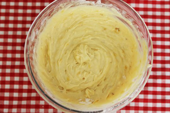 طرز تهیه‌ی کیک موز کره‌ای؛ با بافت مرطوب و طعم عالی