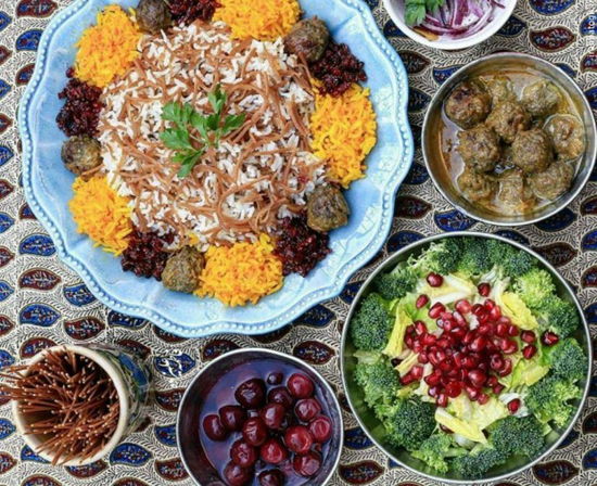 ۳ طرز تهیه رشته پلو ساده و مجلسی زعفرانی با مرغ یا گوشت و بدون گوشت