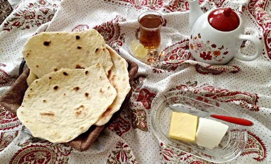 طرز تهیه‌ی نان لواش خانگی؛ اگر نگران کرونا هستید بخوانید