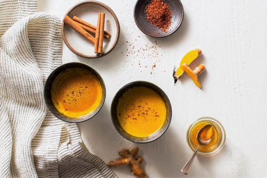 طرز تهیه‌ی کافه لاته، لاته زردچوبه و لاته وانیل؛ درمان سرماخوردگی
