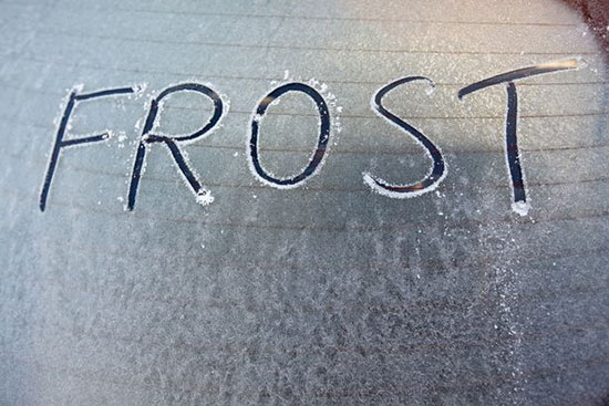 چگونه شیشه یخ زده ماشین خود را پاک کنیم؟