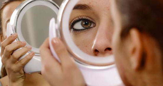 آیا ریمل موجب از دست دادن مژه می‌شود؟