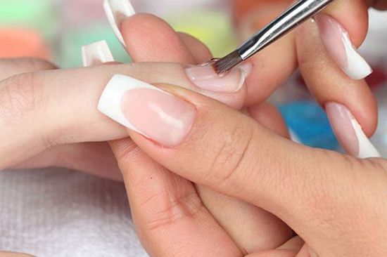 هر آنچه در مورد کاشت ناخن ژله‌ای باید بدانید