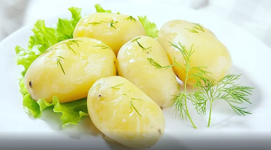 طرز تهیه سالاد سیب زمینی و گردو، وعده غذایی سبک و خوشمزه