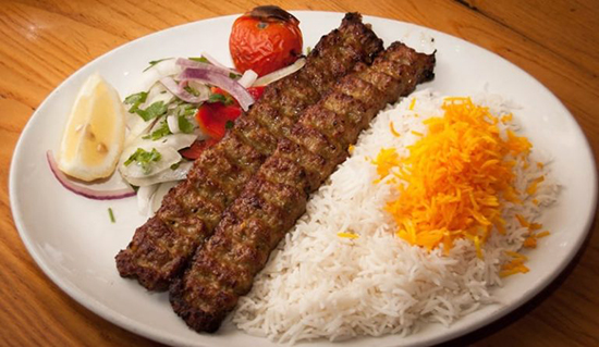 طرز تهیه کباب کوبیده؛ راز نریختن از سیخ