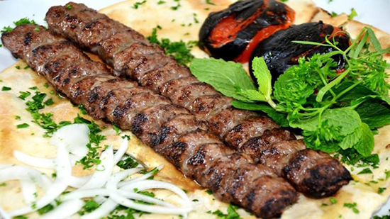 طرز تهیه کباب کوبیده؛ راز نریختن از سیخ