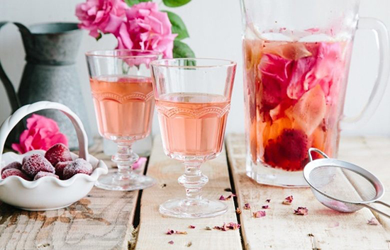 طرز تهیه شربت گل محمدی؛ خوش‌عطر و دلچسب