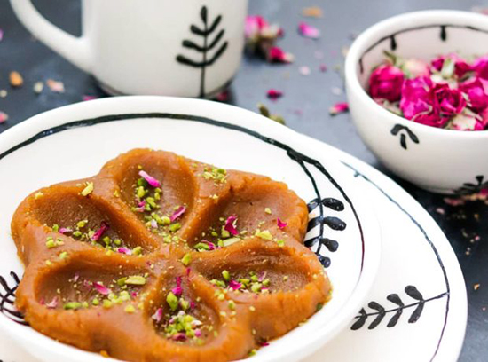 طرز تهیه دو دیس بزرگ حلوا نذری